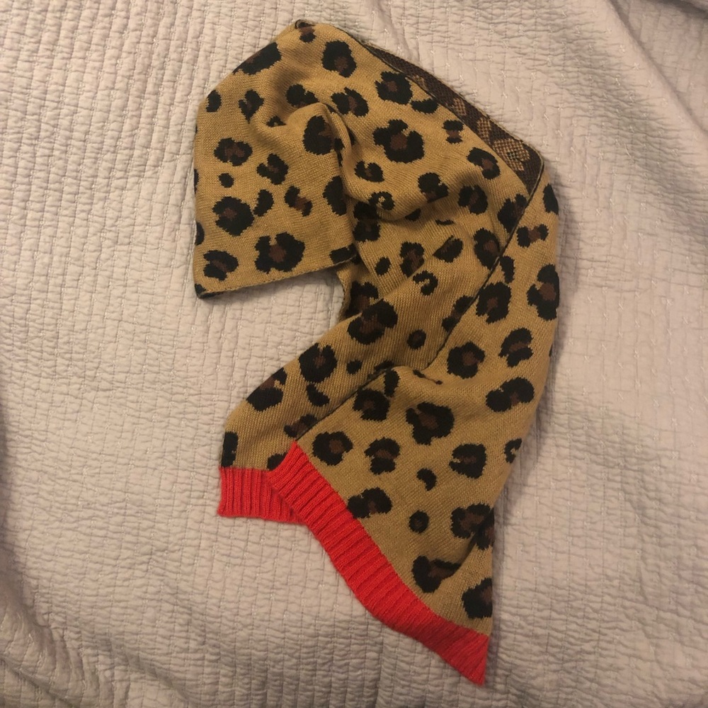 Leopard print knitted scarf